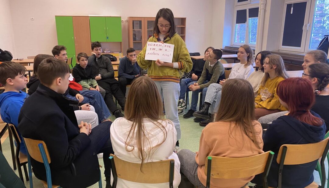 Trwają warsztaty komunikacji w klasach 7-8 w języku ukraińskim z trenerką umiejętności psycho-społecznych Magdaleną Berą w Szkole Podstawowej nr 109